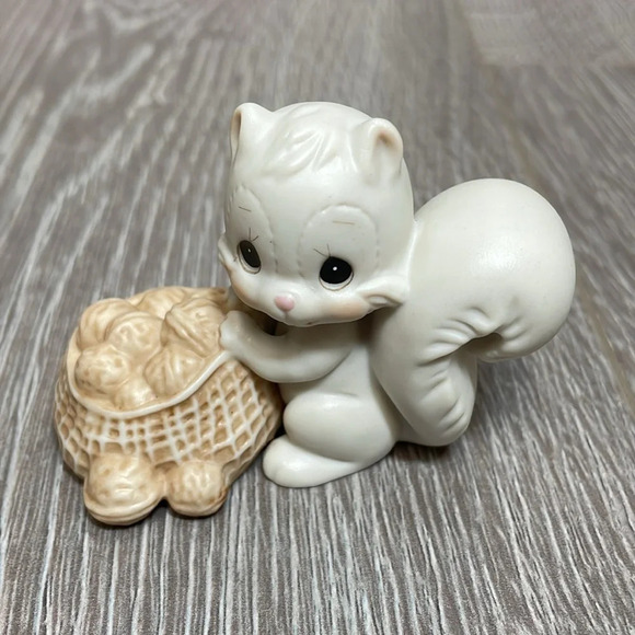 Precious Moments 1990 Members Only Figurine I’m Nuts Over My Collection - Picture 1 of 10